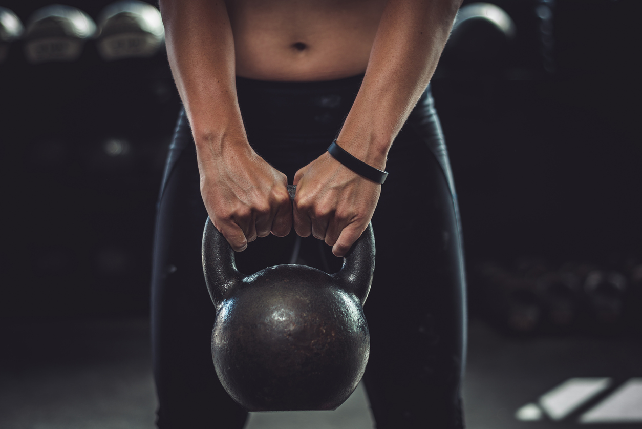 Kettlebell swing - Image of woman holding kettlebell in front of her