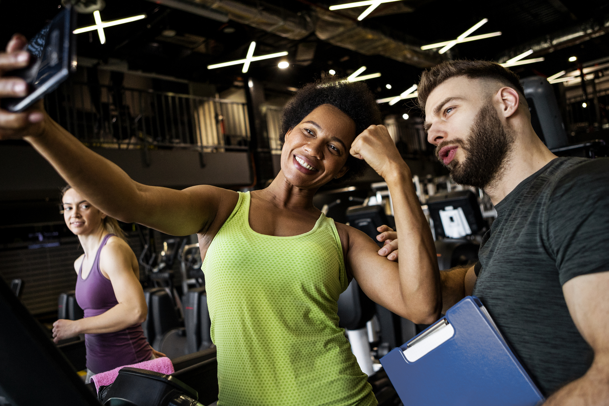 What differentiates successful personal trainers in the gym and in their marketing?